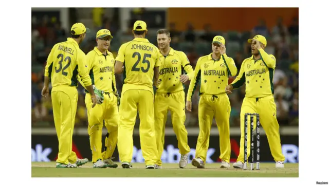 مچل جانسن کو وکٹ لینے پر ساتھی مبارکباد دے رہے ہیں جنھوں نے اس میچ میں 4 وکٹیں حاصل کیں