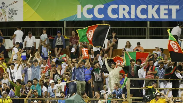 افغان ٹیم کو کھیلتے ہوئے دیکھنے کے لیے افغان شائقین سٹیڈیم میں موجود تھے