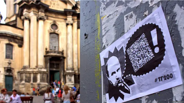 Художник також зашифрував у QR-кодах 14 цитат з "Кобзаря", розклеївши їх по Львову і Києву.