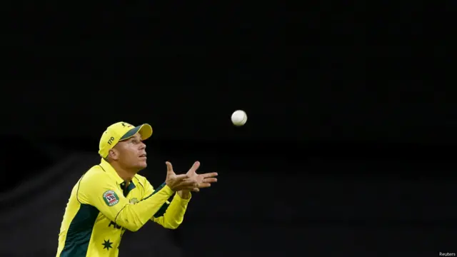 آسٹریلیا کے ڈیوڈ وارنر افغان کھلاڑی حامد حسن کا کیچ پکڑ رہے ہیں جس کے نتیجے میں افغانستان کی اننگ اختتام کو پہنچی۔ حامد نے صرف 7 رنز بنائے