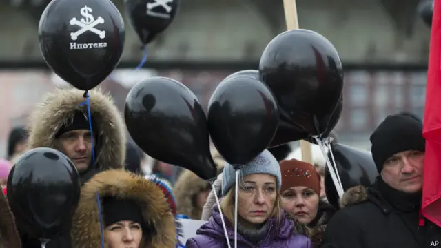 В конце декабря валютные заемщики вышли на митинг с черными шариками, на которых было написано слово "ипотека"