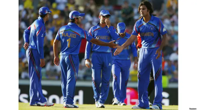 افغان کھلاڑی شاہ پور زدران سٹیو سمتھ کو آؤٹ کرنے پر مبارکباد وصول کر رہے ہیں