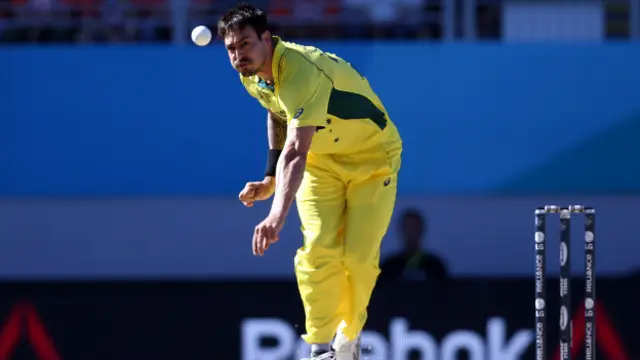 جانسن خورا تېزه توپ اچونه وکړه او څلور وېکټې یې واخیستې.
