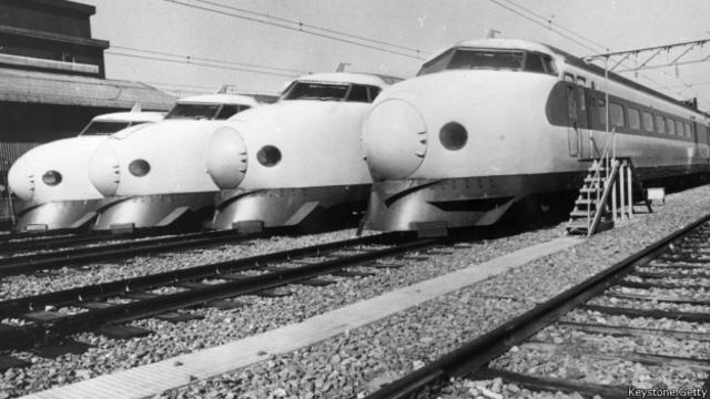 El llamado tren bala, de alta velocidad, fue una gran aportación tecnológica de Japón en 1964.