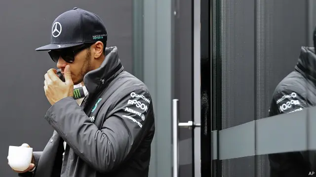 Hamilton mengaku "aneh" bahwa dalam situasi itu ia justru memperpanjang keungggulan dari Rosberg