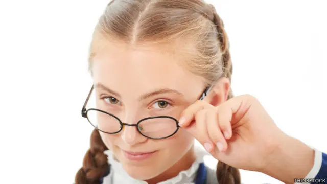 Jovencita con anteojos que parece muy inteligente