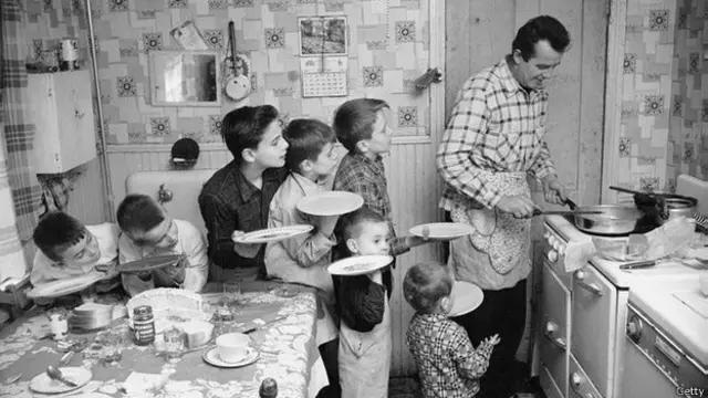 Familia numerosa a la hora de la cena