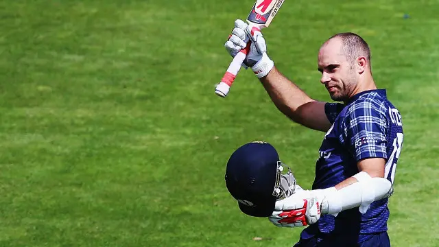 سکاٹش اوپنر کائل کوئٹز نے 17 چوکوں اور چار چھکوں کی مدد سے 156 رنز کی اننگز کھیل