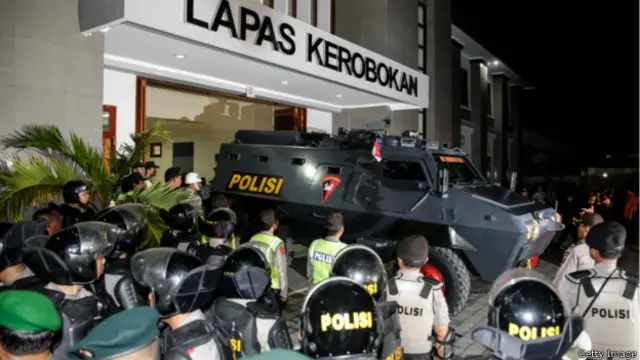 星期三上午，印尼当局已用飞机将两名澳洲囚犯押往执行枪决的印尼岛屿努萨安邦岛。