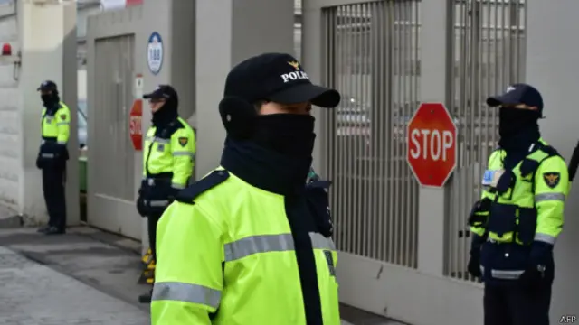 目前警方已升级周遭地带的安全戒备。