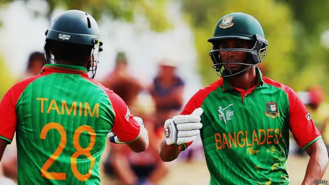 تمیم اقبال اور محمود اللہ نے 139 رنز کی اچھی شراکت قائم کی اور نصف سنچریاں بنائیں۔