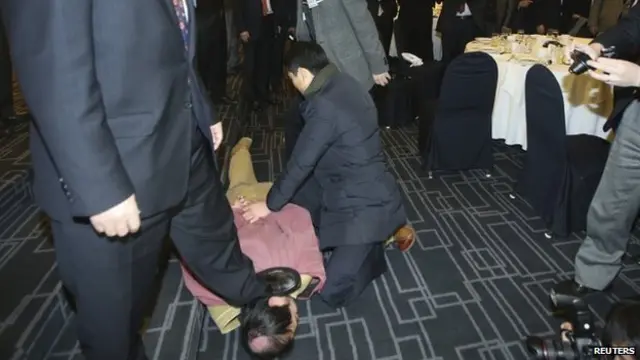 Pelaku meneriakkan tuntutan agar Korea Selatan dan Utara bersatu