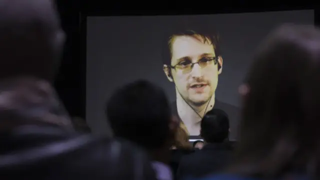 前美國中央情報局職員斯諾登通過網絡視頻向日內瓦觀眾表示，他很希望在瑞士獲得政治庇護。