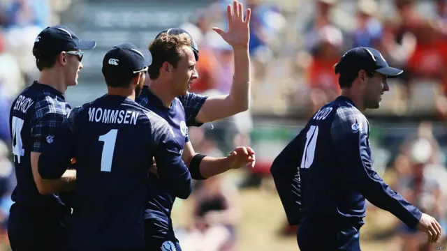 319 رنز کا ہدف دینے کے بعد سکاٹش بولرز نے بنگلہ دیش کی پہلی وکٹ جلد ہی حاصل کر لی۔