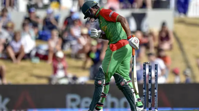 سکاٹ لینڈ کو دوسری کامیابی وراڈلا نے محمود اللہ کو 62 رنز پر آؤٹ کر کے دلوائی۔