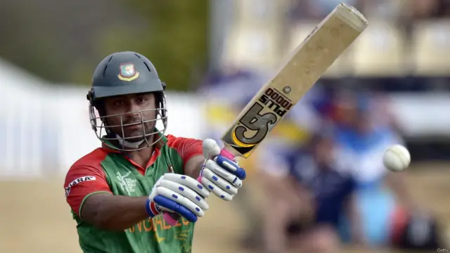 تمیم اقبال ایک اینڈ پر جمے رہے مگر پانچ رنز کی کمی سے سنچری مکمل نہ کر سکے تاہم 95 رنز کی اننگز کے دوران ایک روزہ کرکٹ میں چار ہزار رنز مکمل کر لیے۔