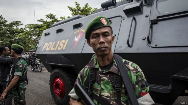 Guardia indonesio espera la llegada de los prisioneros