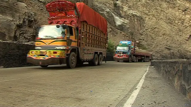 د افغانستان پر سړکونو څه باندې اته میلیارده ډالره لګښت راغلی، خو بار وړونکو موټرو لوی زیان ور اړولی