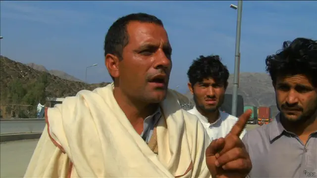 د تورخم دروازه کې د اډې منشي وايي، هره ورځ لسګونه بار وړونکي موټر په ناقانونه ډول په زور له دې دروازې تېرېږي