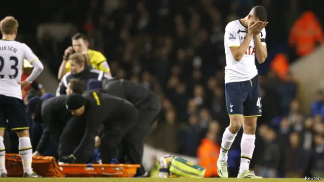 Reaksi pemain Tottenham Hotspur, Nabil Bentaleb, melihat Gomis dibawa dengan tandu