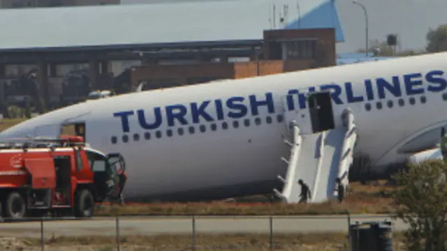 विमानको अघिल्लो चक्कालई अझै उठाए पछि मात्रै विमानलाई पछाडिबाट तानेर धावनमार्गमा ल्याउन सकिने बताइएको छ।