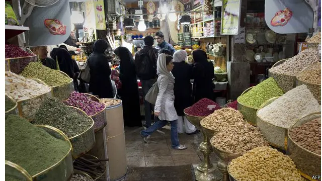 ایران کی خواتین ملکی قوانین کے مطابق اپنے سر پر سکارف لیتی ہیں