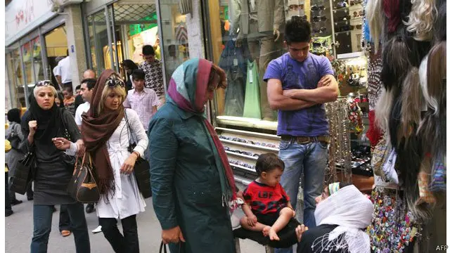  ایران کی خواتین میں جدید فیشن اپنانے کا رجحان دکھائی دیتا ہے