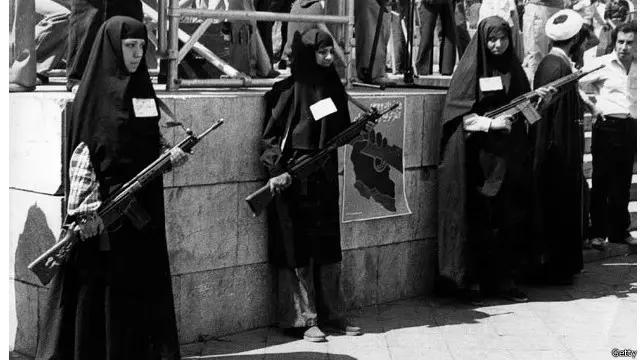 کئی ایرانی خاندان ایسے ہیں جہاں بیوی شوہر سے زیادہ مشقت طلب کام کرتی ہے