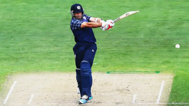 کویټزر لومړی شانداره سلیزه او بیا ۱۵۰ منډې پوره کړې. نوموړي پر ۱۳۴ توپونو ټولې ۱۵۶ منډې وکړې چې ۴ شپږیزې او ۱۷ څلوریزې په کې شاملې وې.