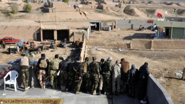 شبه‌نظامیان داوطلب شیعه در مواضع خود در نزدیکی تکریت