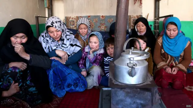 خانواده خدابخش یکی از سی اسیری که در شاهراه کابل-قندهار ربوده شده است