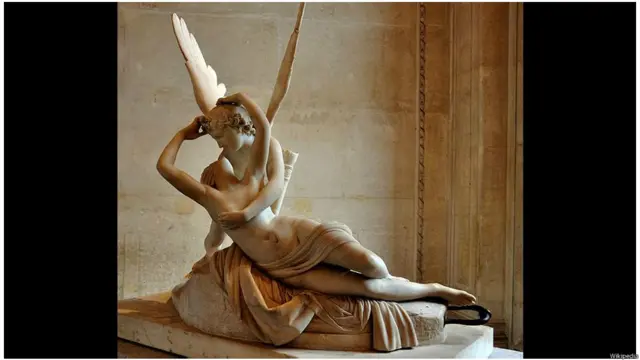 Psyche thức giấc mê sảng nhờ nụ hôn của Cupid, 1787-1793. Nghệ sĩ Antonio Canova ở Venice là nhà điêu khắc vĩ đại nhất, vượt xa các đối thủ, của thời kỳ tân cổ điển ở Châu Âu, và những tác phẩm điêu khắc của ông phô diễn tài năng không ai sánh kịp trong việc thể hiện da thịt con người từ chất liệu đá lạnh lùng. Kiệt tác của ông về tình yêu thần thoại, trong đó thần Cupid đánh thức Psyche khi bất tỉnh, bộc lộ sự thanh nhã và tinh túy, một sự cố gắng tái tạo có ý thức các mẫu hình Hy Lạp và La Mã trong thời kỳ Khai Sáng.