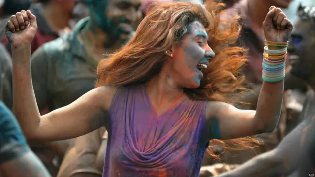 ہولی کے تہوار پر بھارتی شہر حیدرآباد میں ہر سال موسم بہار کی آمد پر منایا جاتا ہے۔