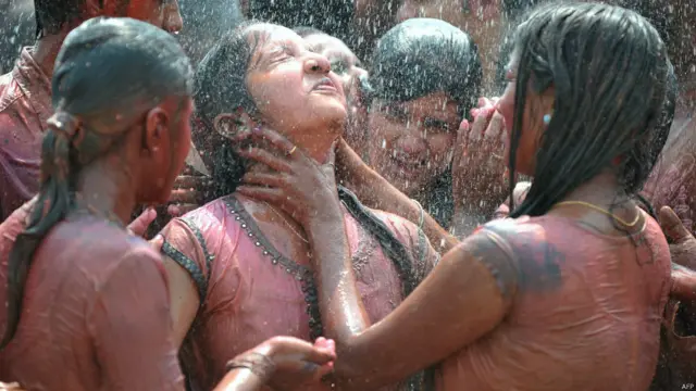 ہوالی والے دن کو تمام لوگ بہت جوش و جذبے کے ساتھ مناتے ہیں۔اور اس دن تمام بازار اور دفاتر بند ہوتے ہیں۔