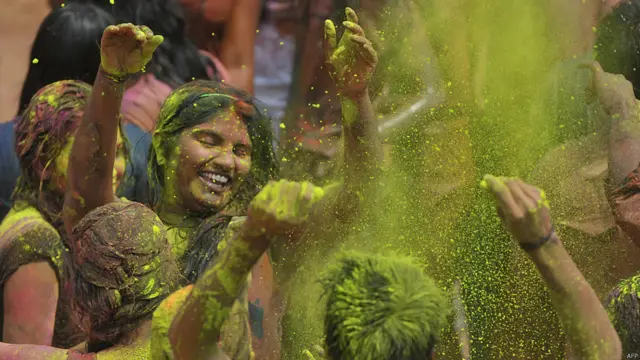 اس تہوار میں لوگ ایک دوسرے پر رنگ اچھالتے ہیں اور خوشگوار موسم سے لطف اندوز ہوتے ہیں۔