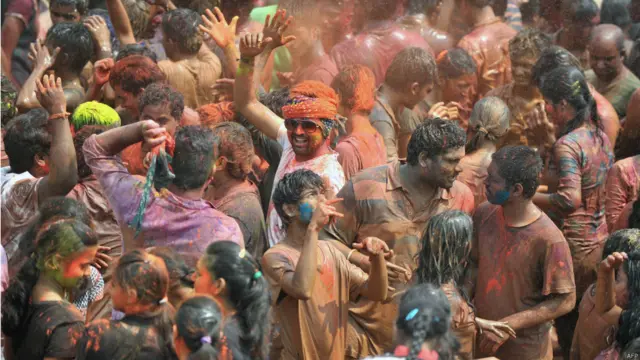 ہولی والے دن تمام خواتین بچے اور بڑے نئے اور رنگوں سے بھرے ملبوسات میں دکھائی دیتے ہیں۔