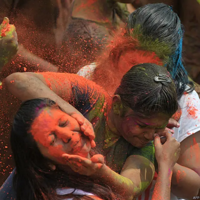 بھارت کے شہر حیدرآباد میں لڑکیاں ایک دوسرے کے چہرے پر رنگ مل رہی ہیں۔ہولی کا تہوار صرف بھارت میں ہی نہیں بلکہ دیگر ممالک میں بھی منایا جاتا ہے۔