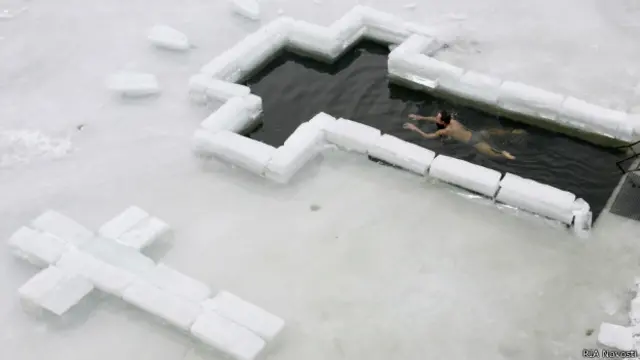 Праздновать Крещение собирались, по данным социологов, 40% россиян, окунаться в проруби - 10%.