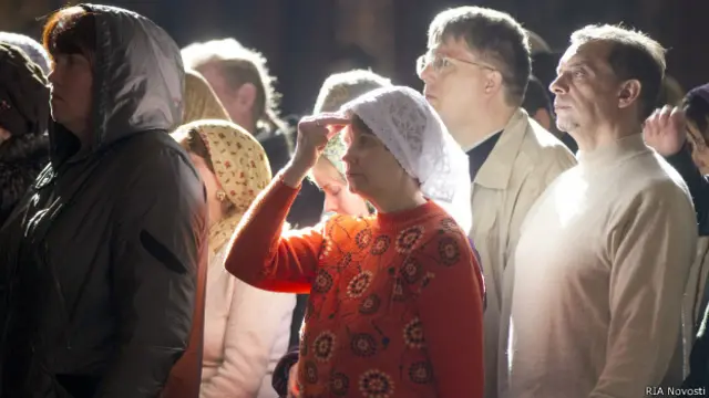 Доля тех, кто причащается хотя бы раз в месяц, составляет на протяжении всех 90-х и 2000-х около 5%, говорят социологи