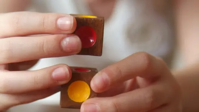 دأب كثير من العلماء على العمل من أجل تحديد أي جين على وجه الدقة هو المسؤول عن الإصابة بالتوحد