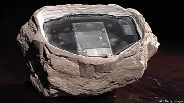 Пример "шпионского камня"