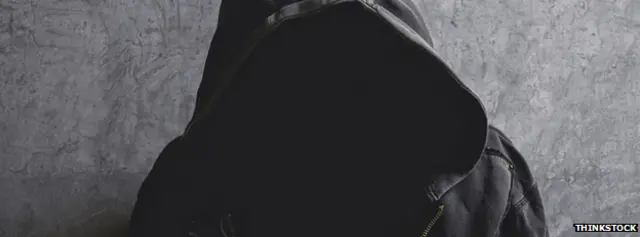 Persona oculta en una capucha
