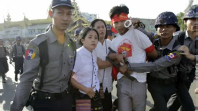 ၈၈ ငြိမ်းချမ်းရေးနဲ့ ပွင့်လင်း လူ့အဖွဲ့အစည်းက မနီလာသိန်းအပါအဝင် လူ၈ဦး ဖမ်းဆီးခံခဲ့ရ