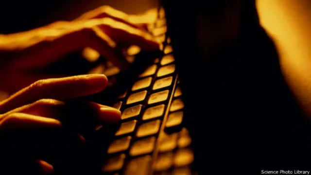 लैपटॉप टाइपिंग