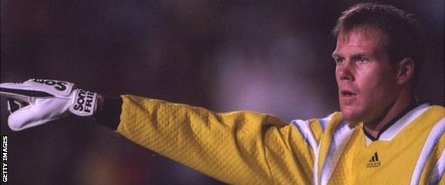 Brad Friedel durante la temporada inaugural de la MLS en 1996 antes de jugar durante varios años en la Liga Premier de Inglaterra.