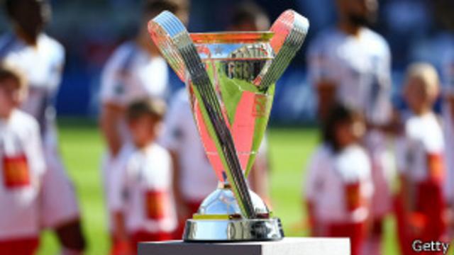 El trofeo Philip F. Anschutz, en honor al empresario estadounidense que apostó fuertemente por el fútbol, se entrega al ganado de la Copa MLS.