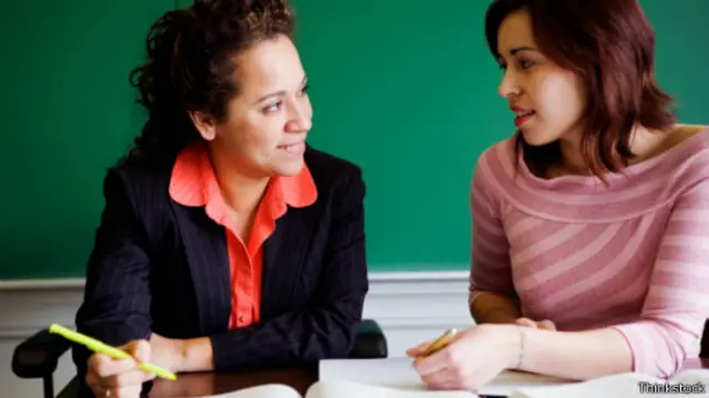 يشجع الطلبة على التعرف على أشخاص من الناطقين باللغة الأصلية التي يرغبون في تعلمها.