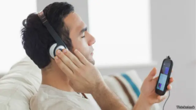 عندما تتعلم لغة ما، تأكد من قراءتك واستماعك إلى الكثير من وسائل الإعلام الناطقة بتلك اللغة.