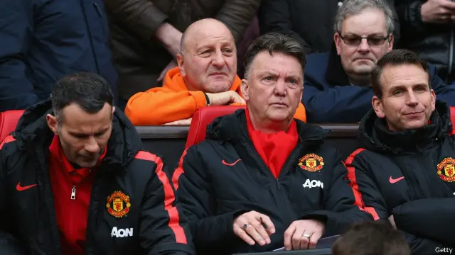 Ông van Gaal (giữa) khen ngợi Ryan Giggs (trái) và đề nghị Giggs nên được chọn kế nhiệm ông tại Man Utd.