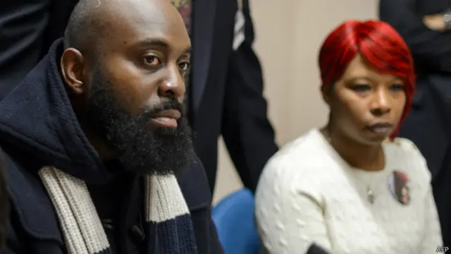 La muerte de Brown provocó numerosos disturbios. En la foto, sus padres, Michael Brown y Lesley McSpadden. 